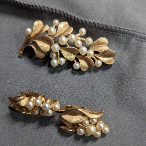 vintage Crown Trifari Gold-Tone Brooch Clip On Earrings Set Faux Pearls - Picture 4 of 9